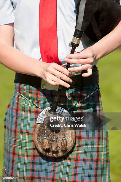 bagpipe player, pitlochry, scotland - dudelsack stock-fotos und bilder