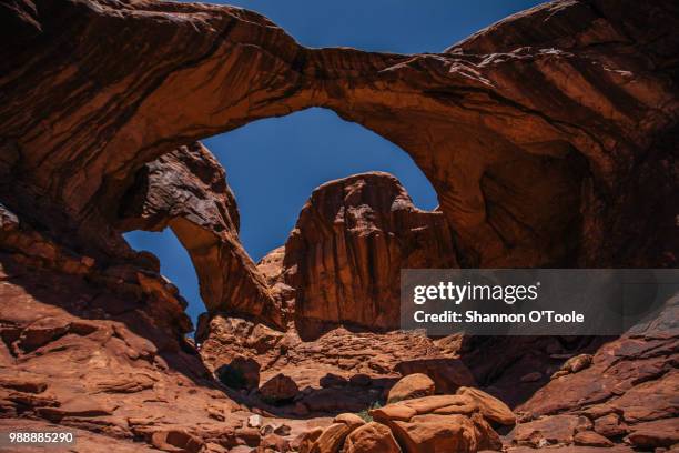 double arch at arches national park - double arch foto e immagini stock