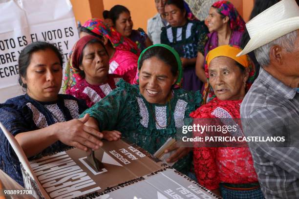 Mexican citizen of the Zapoteca ethnic group cast their votes in San Bartolome Quianala, Oaxaca State during general elections on July 1, 2018....