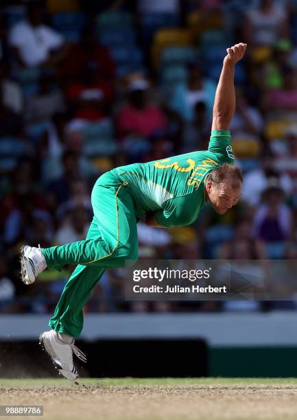 Jacques Kallis of South Africa bowls during The ICC World Twenty20 Super Eight match between South Africa and New Zealand played at The Kensington...