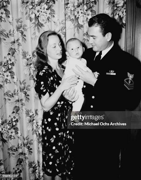 Big Band Leader Artie Shaw and his wife Betty Kern and son pose for a portrait on December 10, 1943 in Los Angeles, California.