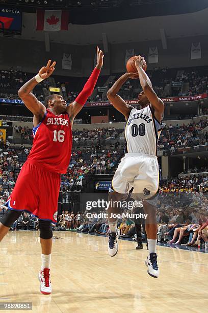 Darrell Arthur of the Memphis Grizzlies shoots a jump shot against Marreese Speights of the Philadelphia 76ers during the game at the FedExForum on...