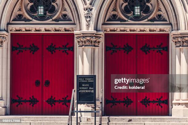 entrance of the first church of christ, scientist. in manhattan - double door stock-fotos und bilder