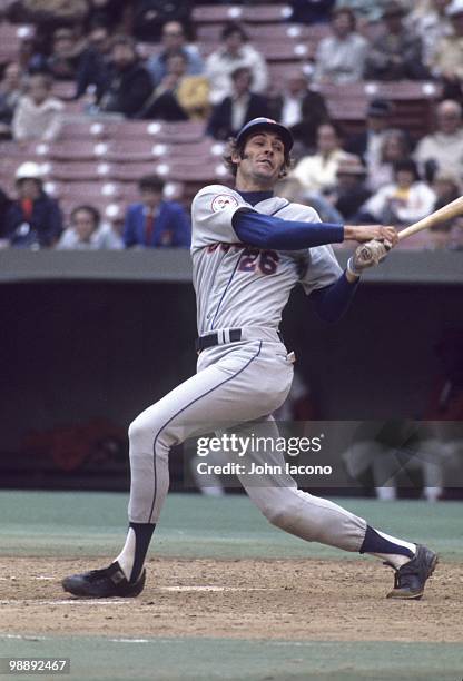 New York Mets Dave Kingman in action, at bat vs St. Louis Cardinals. St. Louis, MO 4/19/1976 CREDIT: John Iacono