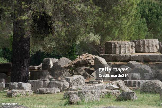 blick auf zeustempel, olympia - blick stockfoto's en -beelden