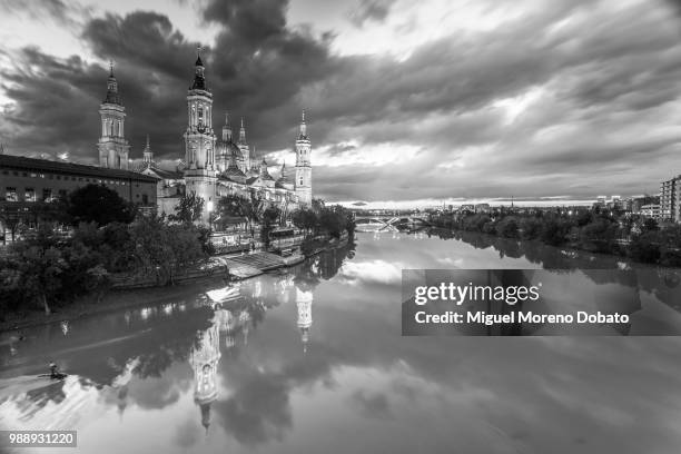 el pilar en blanco y negro - en blanco 個照片及圖片檔