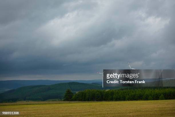 dunkle wolken - wolken stock pictures, royalty-free photos & images