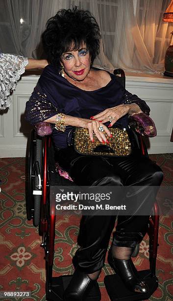Dame Elizabeth Taylor poses backstage following 'Priscilla Queen Of The Desert', at the Palace Theatre on May 6, 2010 in London, England.