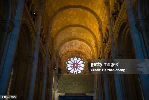 arco interno della chiesa. - cattedrale della sé foto e immagini stock