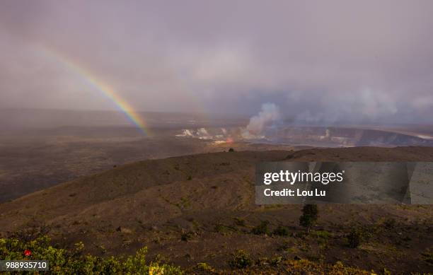 volcano rainbow - cratera de halemaumau - fotografias e filmes do acervo