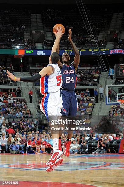 Marvin Williams of the Atlanta Hawks makes a jumpshot against Austin Daye of the Detroit Pistons during the game at the Palace of Auburn Hills on...