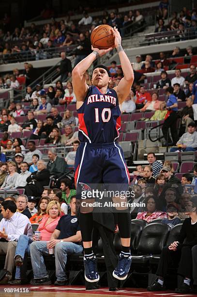 Mike Bibby of the Atlanta Hawks makes a jumpshot against the Detroit Pistons during the game at the Palace of Auburn Hills on April 7, 2010 in Auburn...