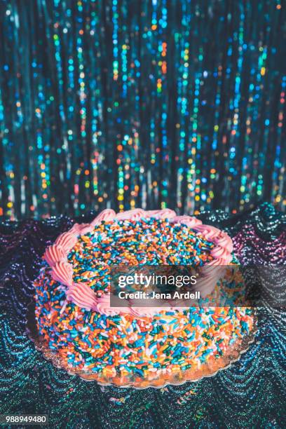 retro 70s birthday cake, retro 80s birthday cake, silver tinsel background - happy birthday vintage fotografías e imágenes de stock