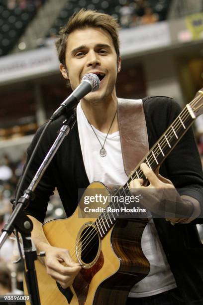 Kris Allen, winner of "American Idol" season 8, performs in front of 1,100 elementary student musicians as part of VH1's Save the Music Foundation at...