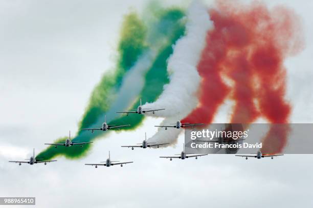 frecce tricolori - frecce tricolori stock pictures, royalty-free photos & images