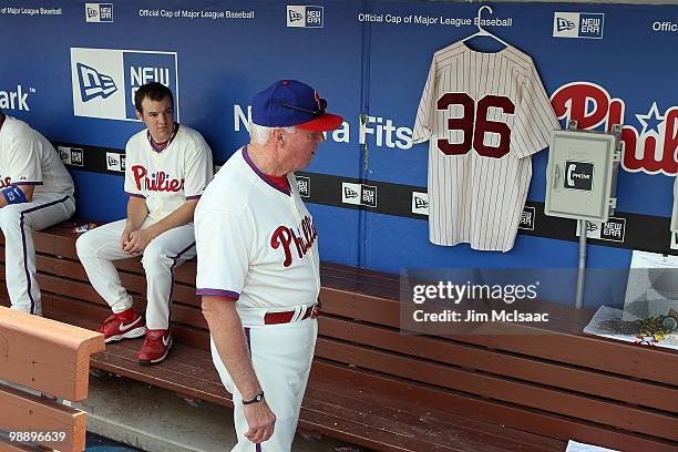 Manager Charlie Manuel of the Philadelphia Phillies looks at the jersey of Phillies Hall of Fame pitcher Robin Roberts prior to playing the St. Louis...