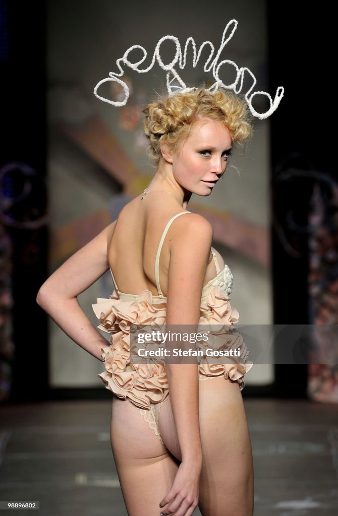 RAFW S/S 2010/11 - Ms Unkon Catwalk