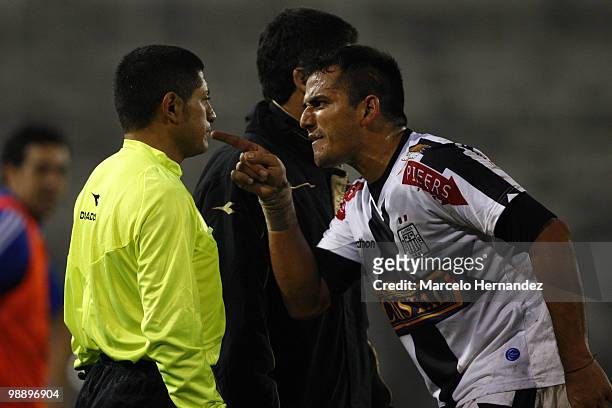 Hector Sosa of Alianza Lima argues with referee during a match between Universidad de Chile and Alianza Lima as part of the Libertadores Cup 2010 on...