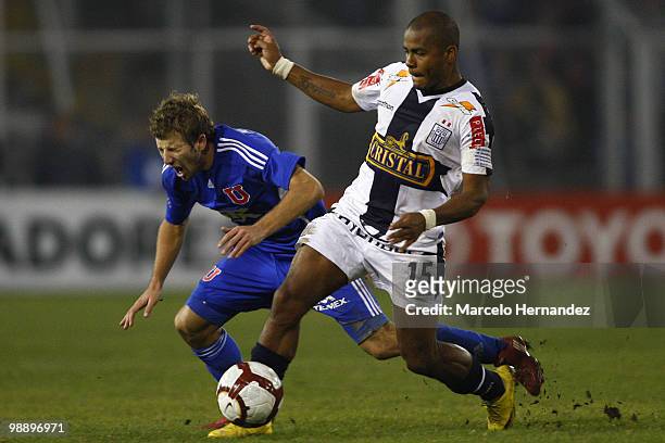 Felipe Seymour of Universidad de Chile fights for the ball with player of Alianza Lima during a match as part of the Libertadores Cup 2010 on May 6,...