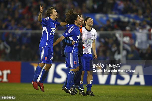 Players of Universidad de Chile celebrate victory over Alianza Lima during a match as part of the Libertadores Cup 2010 on May 6, 2010 in Santiago,...