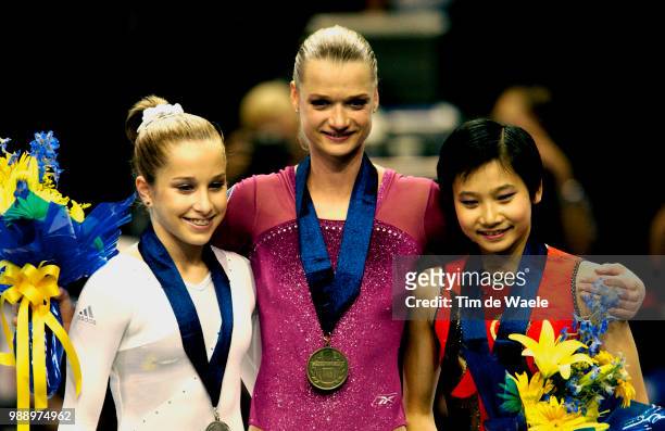 World Championships 2003 /Podium, Patterson Carly , Silver Medal, Medaille D'Argent, Khorkina Svetlana , Gold Medal, Medaille D'Or, Zhang Nan ,...