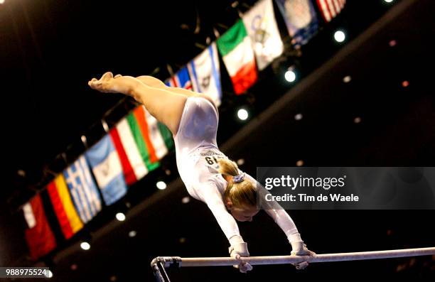 World Championships 2003 /Vise Hollie , Gold Medal, Medaille D'Or, Uneven Bars, Barres Asymetriques, Womens Individual Apparatus Finals, Finales...