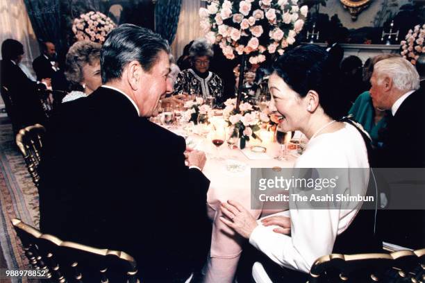 Crown Princess Michiko talks with U.S. President Ronald Reagan during the dinner at the White House on October 6, 1987 in Washington, DC.