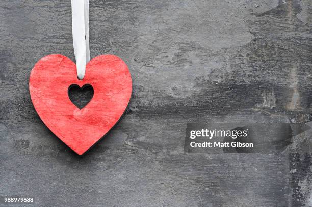 valentine's day love heart on rustic style background - animal internal organ stockfoto's en -beelden