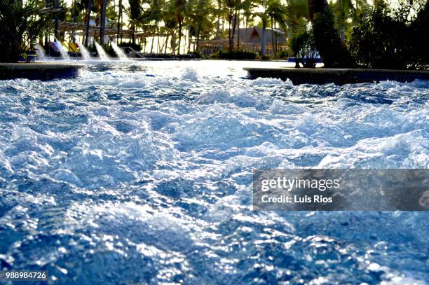 piscina burbujeante - piscina stock pictures, royalty-free photos & images