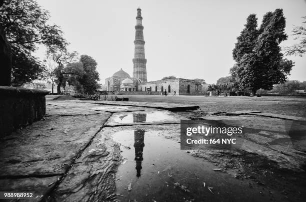 qutb minar, mehrauli, delhi, india - mehrauli stock pictures, royalty-free photos & images