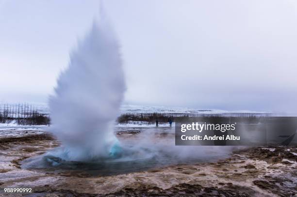 geothermal pressure - reiseroute golden circle stock-fotos und bilder