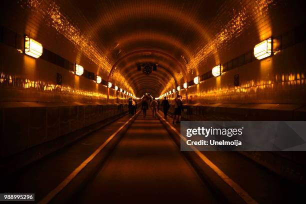 elbtunnel in hamburg germany - elbtunnel imagens e fotografias de stock