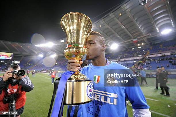 Inter Milan's forward Mario Balotelli kisses the trophy after his team defeated AS Roma in the Coppa Italia final on May 5, 2010 at Olimpico stadium...
