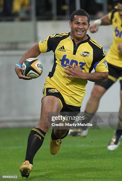 David Smith of the Hurricanes runs in a try during the round 13 Super 14 match between the Hurricanes and the Reds at Westpac Stadium on May 7, 2010...