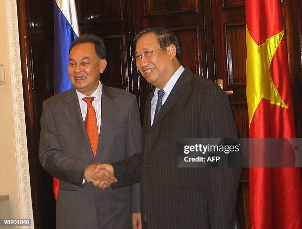 Vietnam's Minister of Foreign Affairs Pham Gia Khiem greets his visiting Thai counterpart, Kasit Piromya, before a hastily-arranged briefing in Hanoi...