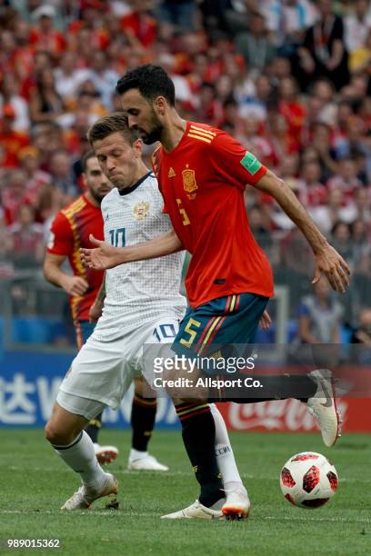 Fedor Smolov of Russia checks Sergio Busquets of Spain during the 2018 FIFA World Cup Russia Round of 16 match between Spain and Russia at Luzhniki...