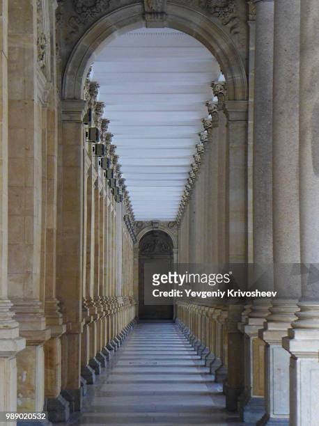 collonade - colonnade stock pictures, royalty-free photos & images