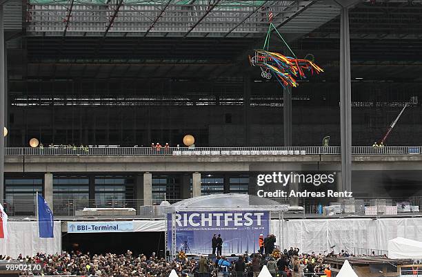 An aircraft shaped crown is lifted by a crane at the main terminal during the roofing ceremony at Airport Berlin Brandenburg International BBI on May...