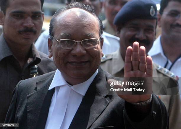 Defence Lawyer K.P. Pawar interacting with the media after a special court pronounced death sentence to Ajmal Kasab in 26/11 terror attacks, in...