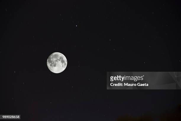 cielo stellato con luna - cielo stellato stock-fotos und bilder