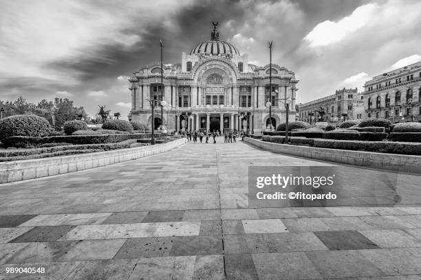 palacio de bellas artes plaza - palacio de bellas artes stock-fotos und bilder