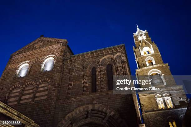 kathedrale von le-puy-en -velay - kathedrale stock pictures, royalty-free photos & images