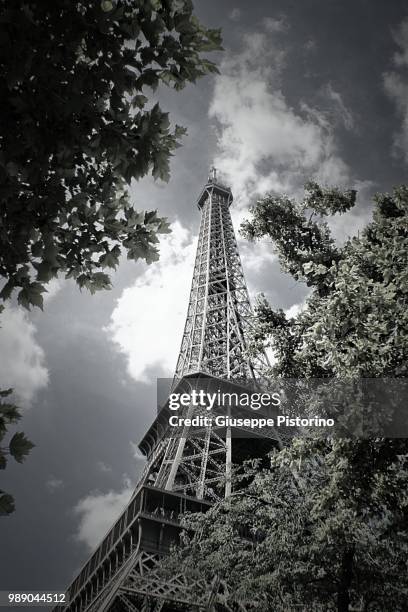 carte postale de paris - carte postale stock pictures, royalty-free photos & images