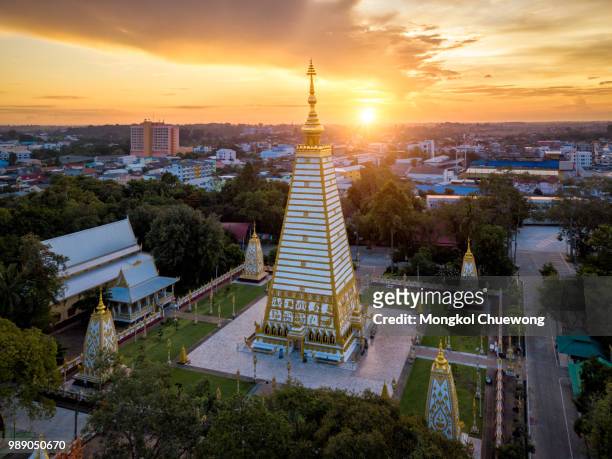 wat phra that nong bua is a dhammyuttika temple, one of important temples in ubon ratchathani thailand. the highlight of this place is sri maha pho chedi. this pagoda is where buddha relics are stored - ubon ratchathani stockfoto's en -beelden