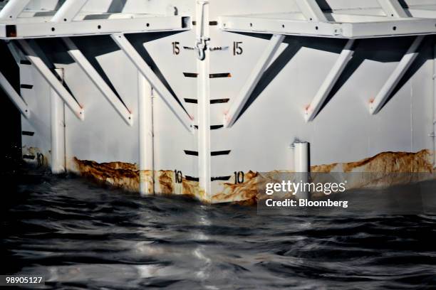 Oil sticks to the sides of a cofferdam as it is deployed to the seabed at the site of the former BP Plc Deepwater Horizon oil rig in the Gulf of...