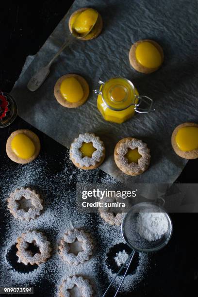 linzer cookies - linzer torte stock-fotos und bilder