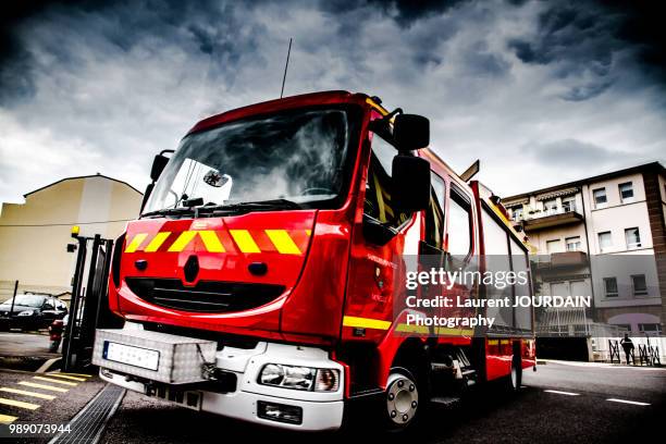 camion de pompier - pompier stock pictures, royalty-free photos & images