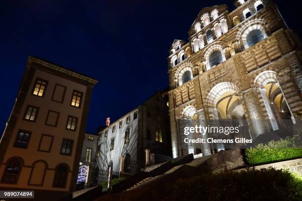 kathedrale von le puy en velay - kathedrale stock pictures, royalty-free photos & images