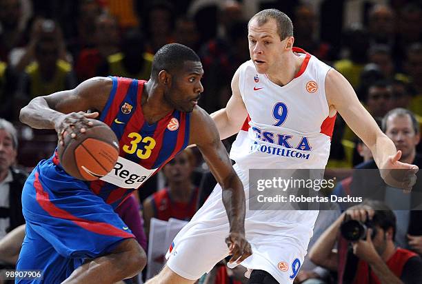 Pete Mickeal, #33 of Regal FC Barcelona competes with Ramunas Siskauskas, #9 of CSKA Moscow during the Euroleague Basketball Semi Final 1 between...