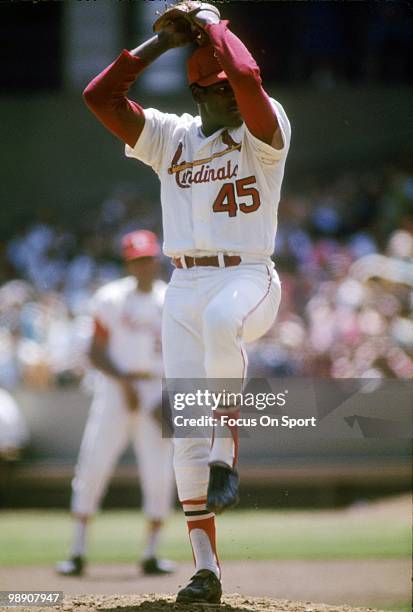 S: Pitcher Bob Gibson of the St. Louis Cardinals winds up to throw a pitch circa late 1960's during a Major League Baseball game at Busch Stadium in...